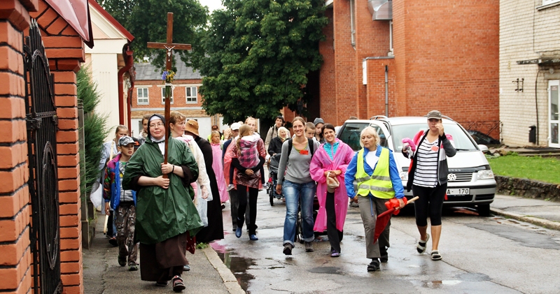 Jelgavas svētceļotāji ierodas pie Bauskas katoļu baznīcas. 
Autors: Uldis Varnevičs
