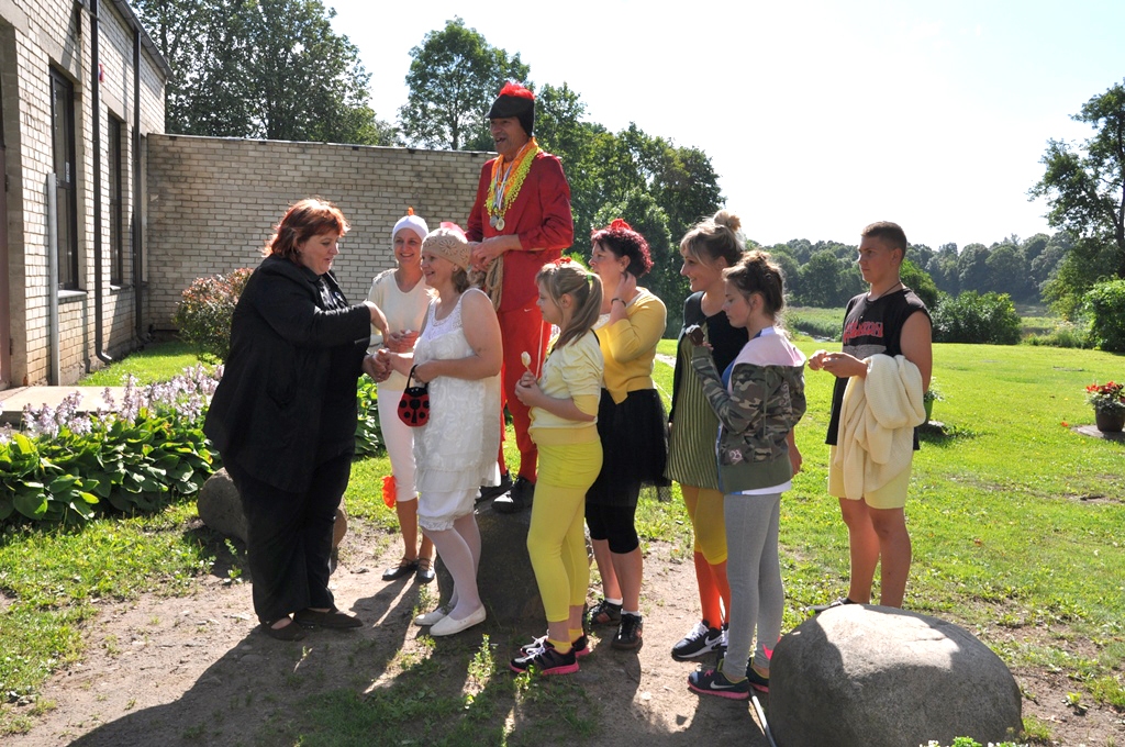 Skaistkalnes pagasta pārvaldes vadītāja Ineta Skustā uz goda pjedestāla aicināja tradicionālā skrējiena «naglu» – Vistu ģimeni.
Autors: Žanna Zālīte