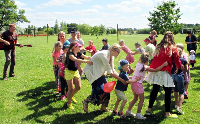 Noslēguma dienā atpūtas centrā «Labirinti» kopīgās izklaidēs piedalījās bērni un vecāki. 
Autors: no bibliotēkas albuma