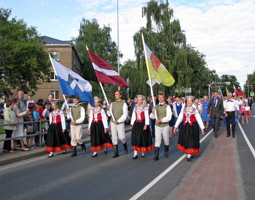 Bauskas novada svētku gājiens no Slimnīcas izvijās pa Zaļo, Kalna ielu un nonāca Rātslaukumā.

Autors: Vilnis Auzāns