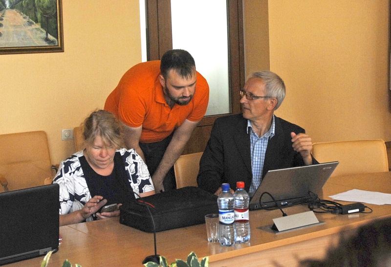 Lauris Kārkliņš, novada administrācijas datorsistēmu un datortīklu galvenais administrators, kopā ar deputātu, saimnieciskās nodaļas speciālistu Voldemāru Čaču spriež par jauno kameru izvietojumu. 

Autors: Ivars Bogdanovs