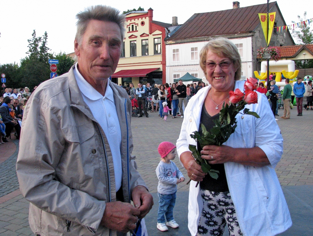 Gunta un Jānis Izaki Bauskas novada svētkos saņēma balvu – plāksni, ko piestiprināt pie mājas. 
Autors: Vilnis Auzāns