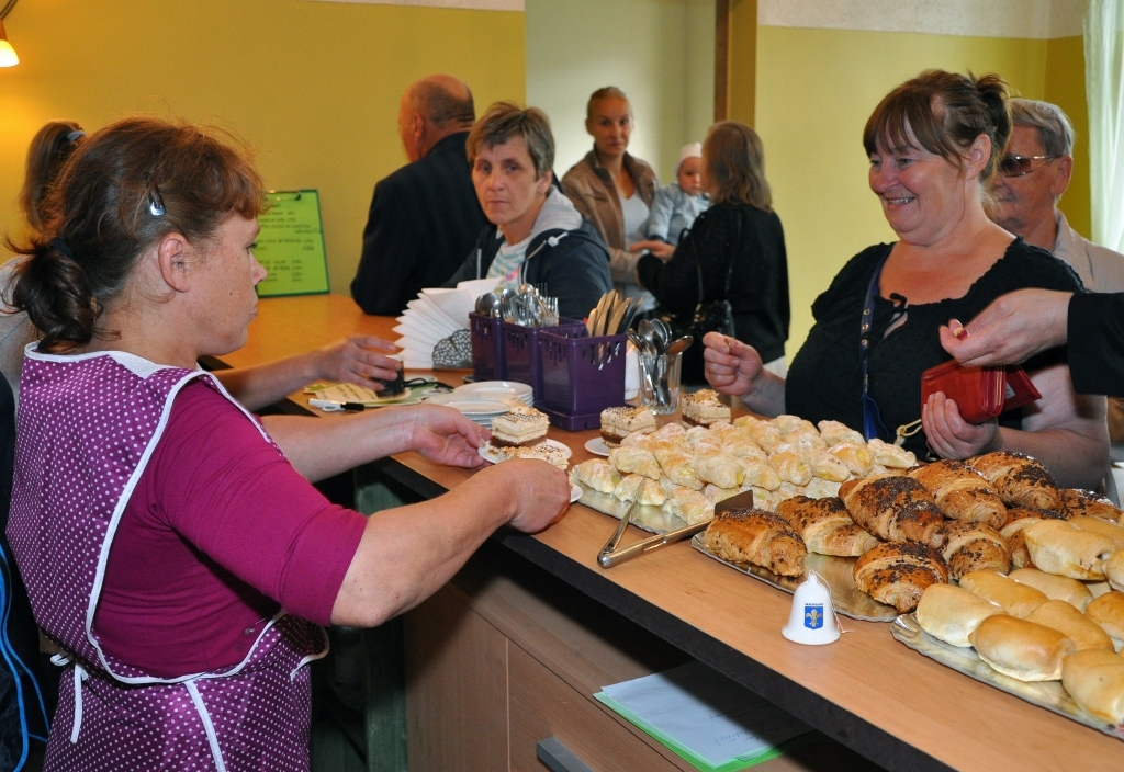 Pirmie apmeklētāji iegādājās kūciņas, kafiju visiem «uzsauca» saimniece.
Autors: Žanna Zālīte