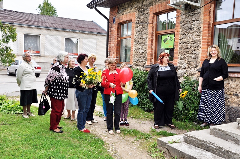 Kafejnīca «Pie Mēmeles» atrodas ēkā, kur darbojas Skaistkalnes pasta nodaļa. Veiksmi jaunajā vietā vēlēja pagasta pārvaldes, veikala «Vesko» pārstāves.
Autors: Žanna Zālīte
