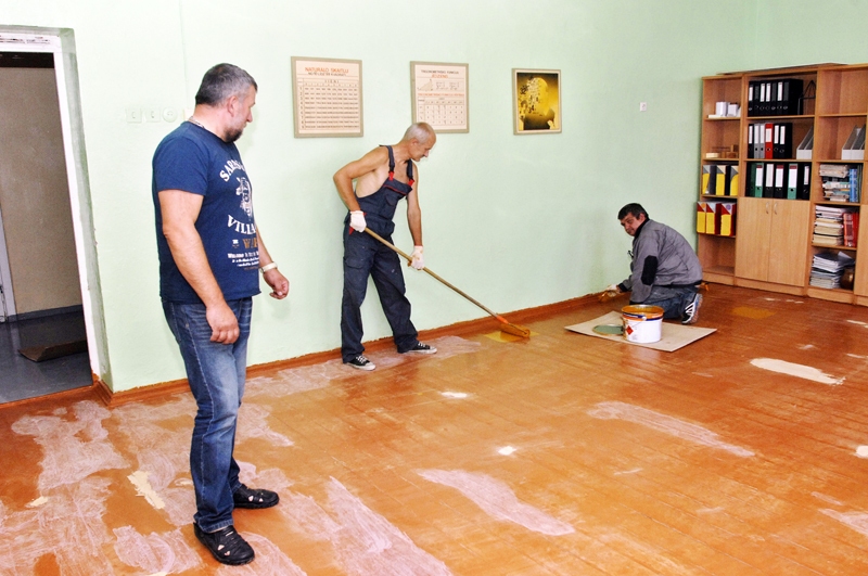 Ivars Mežezers (no kreisās), direktores vietnieks saimnieciskajā darbā, ierāda uzdevumus remontstrādniekiem Viesturam Bardinskim un Arnim Plucim.
Autors:  Ivars Bogdanovs