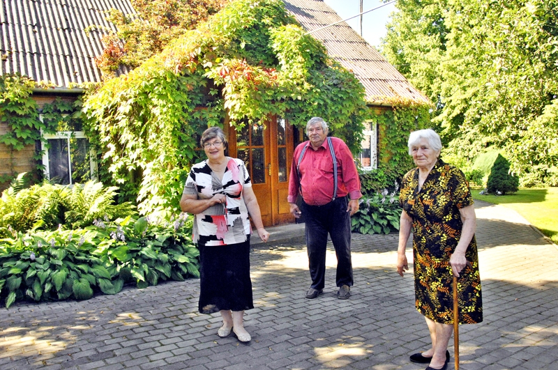 «Stašos» trijatā saimnieko Silu ģimene – Skaidrīte (no kreisās), Arvīds un Valērija.
Autors: Ivars Bogdanovs