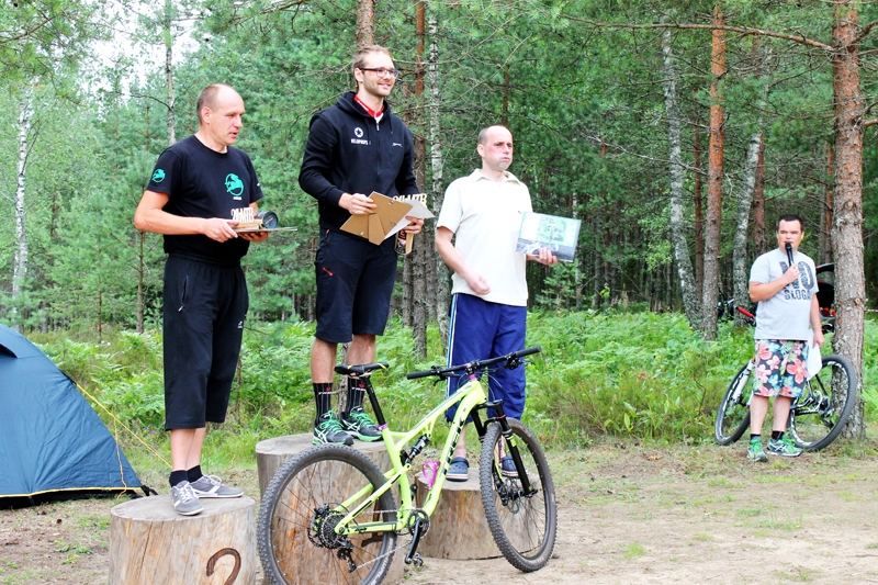 Uz goda pjedestāla – Juris Lagzdiņš (no kreisās) un Jānis Dzīvītis (trešais no kreisās). Pasākumu komentē Kaspars Brazovskis. 
Autors: no xco.lv