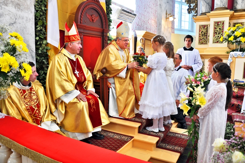 Skaistkalnes katoļu draudzes jaunā paaudze sveic Kanepenes augsto viesi – apustulisko nunciju Baltijas valstīs Viņa Ekselenci Pedro Lopesu Kintanu (vidū).
Autors: Žanna Zālīte