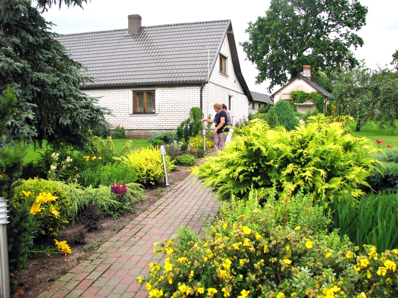 Izaku ģimenes saimniecība «Putriņi» Vecsaules pagastā šogad atzīta par novada sakoptāko individuālo dzīvojamo māju laukos.
Autors: Vilnis Auzāns