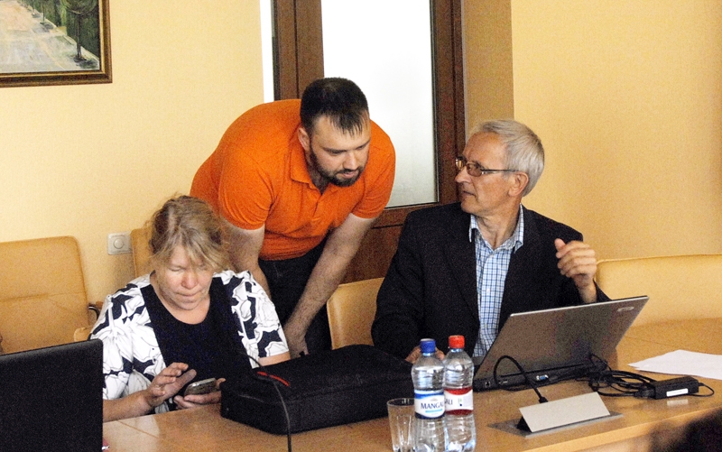 Pašvaldības pārstāvji Voldemārs Čačs (no labās) un Lauris Kārkliņš spriež par jauno kameru izvietojumu. 
Autors: Ivars Bogdanovs