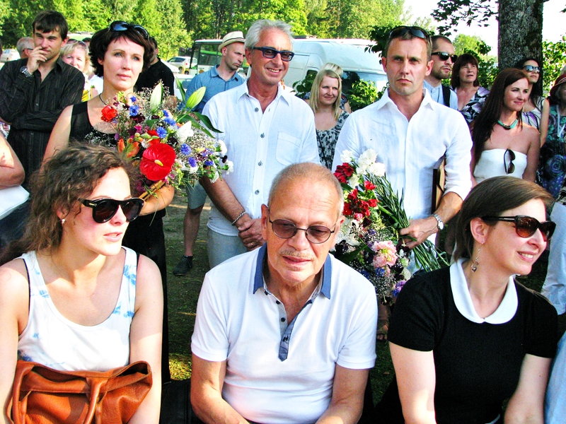 Alfreda Amtmaņa-Briedīša prēmiju šogad saņēma Nacionālā teātra aktieri Uldis Anže un Indra Roga, kopā ar viņiem «Zvanītāju Bukās» viesojās teātra direktors Ojārs Rubenis un citi mākslinieki.
Autors: Vilnis Auzāns