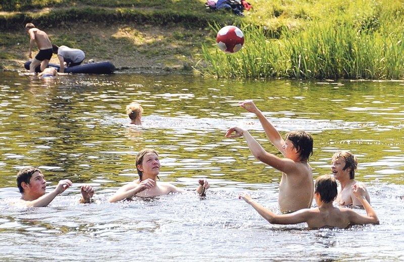 Pelde ir iecienītākā atvēsināšanās metode vasaras karstumā. 
Autors: no «Bauskas Dzīves» arhīva