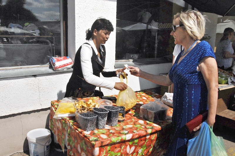 Bauzes tirgū meža veltes pārdod Larisa Sunīte.
Autors: Ivars Bogdanovs