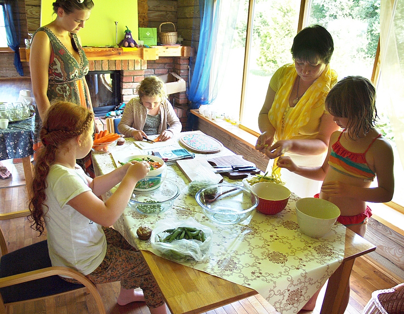 Noslēguma dienas «zaļo zupu» kopīgi gatavoja bērni, vecāki un pasākuma rīkotājas.
Autors: Madara Ērgle