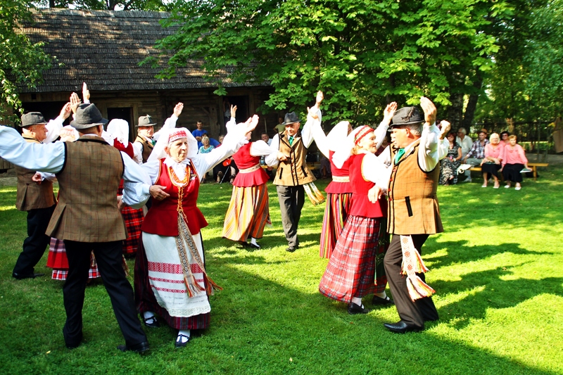 «Bijunas» lietuviešu biedrības pārstāvji izdejo tautas dejas «Miķeļa» pagalmā.
Autors: Uldis Varnevičs