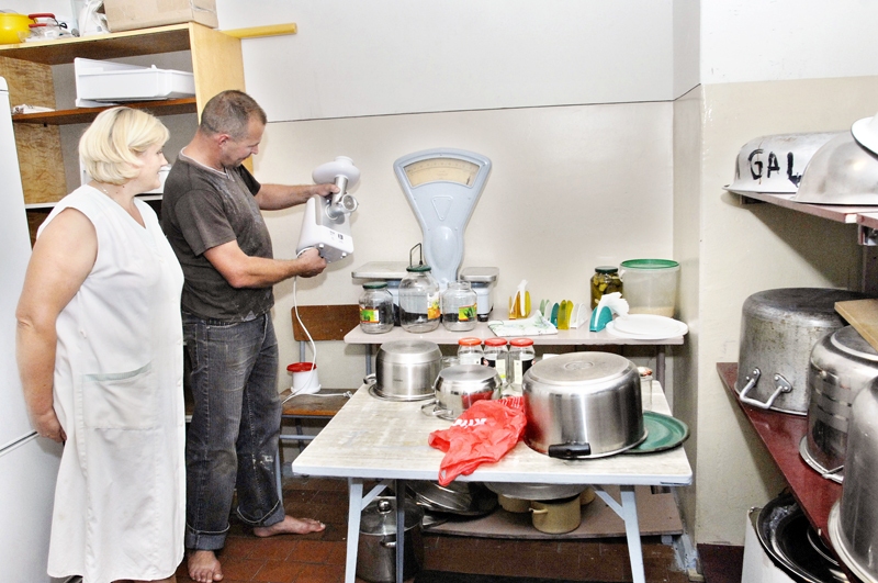 Mežotnes pamatskolas šefpavāre Tatjana Mjadeļeca un skolas saimnieks Jānis Švecs pārskata virtuves inventāru. 
Autors: Ivars Bogdanovs