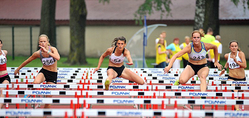 Ilona Dramačonoka (vidū) 100 metru barjerskrējienā sasniedza jaunu personisko rekordu.
Autors: Juris Presņikovs, lat-athletics.lv.