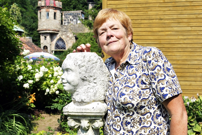 Māra Puķīte pie savas bērnības skulpturālā portreta, ko veidojis Mārtiņš Zaurs.
Autors: Māris Krūmiņš