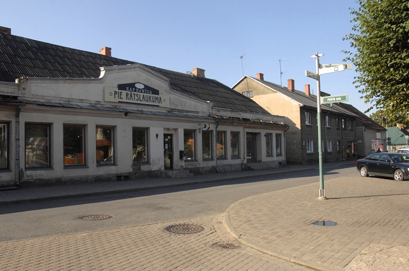 SIA «Bauskas tirgotājs» pagaidām neatklāj, kā bijušās kafejnīcas telpas izmantos turpmāk.
Autors: Ivars Bogdanovs