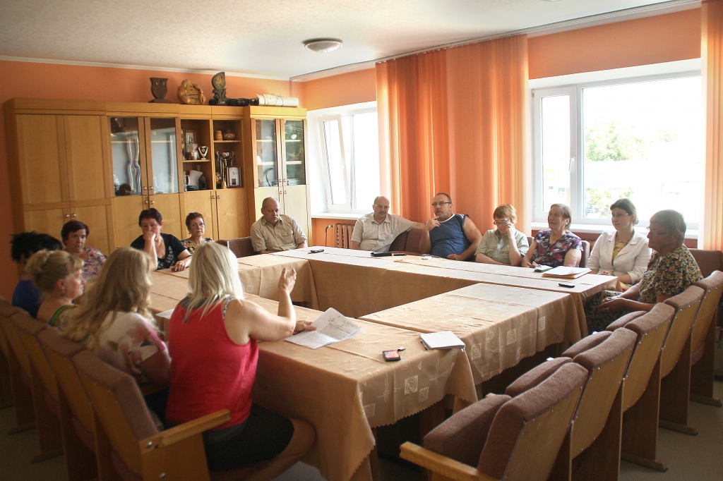 Iedzīvotāji tikās SIA «Bērzkalni» telpās, lai kopīgi mēģinātu meklēt risinājumu apkures problēmām. 
Autors: Uldis Varnevičs