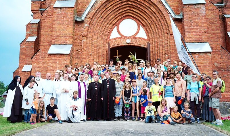 
Bruknas svētceļnieki pie Nīcgales baznīcas. Pirmajā rindā ar citiem mācītājiem – grupas vadītājs priesteris Andrejs Mediņš.
Autors: Ilmārs Znotiņš