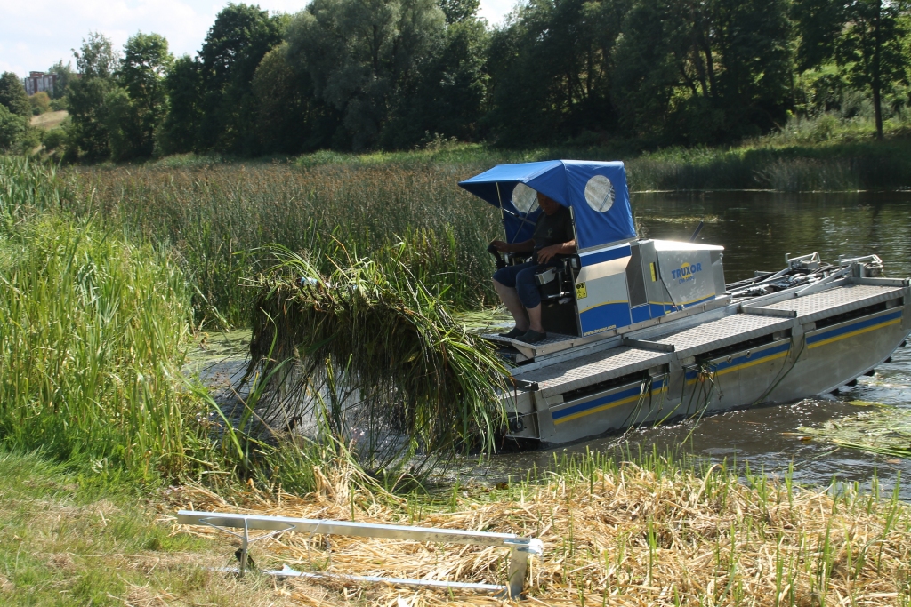 Ūdensaugu izņemšanas darbus veic amfībija «Truxor». Kad ūdensaugi izpļauti, tie tiek izvesti krastā.
Autors: Uldis Varnevičs