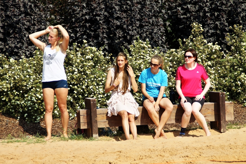 Anna Ketelhuta (no labās) un Lēna Hebere vēro volejbola spēli.
Autors: Uldis Varnevičs