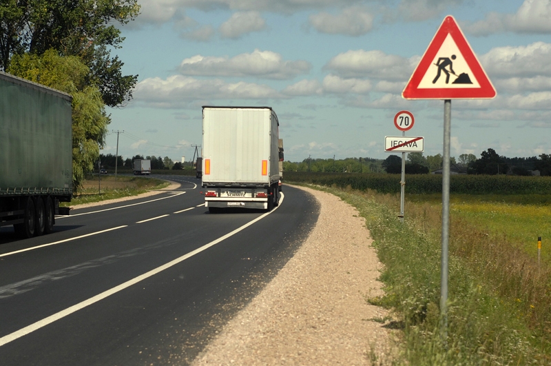 Posmā no Iecavas līdz Ķekavai uz ceļa A-7 joprojām jāievēro atļautā maksimālā braukšanas ātruma ierobežojums – 70 km/h. Lai arī brauktuves remonts šķietami ir pabeigts, vēl atlikuši pēdējie darbi, tādēļ ātruma ierobežojumu plānots atcelt pēc 20. augusta.
Autors: Ivars Bogdanovs