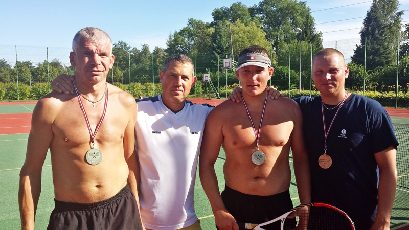 Pirmo četru vietu ieguvēji Rundāles kausā tenisā.
Autors: no personiskā albuma