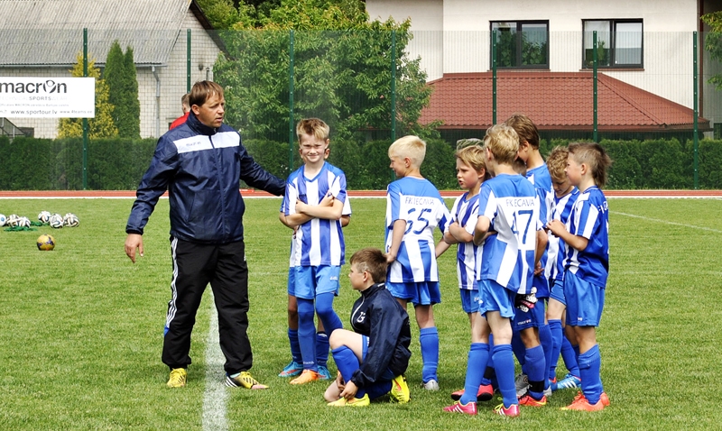 Raimonds Aleksandrovs savus audzēkņus uzmundrina gan pirms mača, gan spēles pārtraukumā.
Autors: no «Bauskas Dzīves» arhīva.