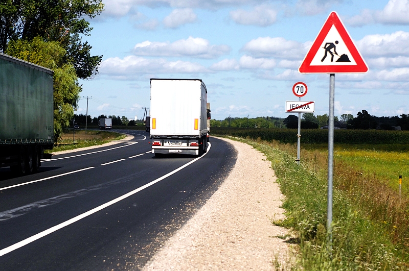 Posmā no Iecavas līdz Ķekavai uz ceļa A7 joprojām jāievēro atļautā maksimālā braukšanas ātruma ierobežojums – 70 km/h, ko plāno atcelt pēc 20. augusta.
Autors: Ivars Bogdanovs
