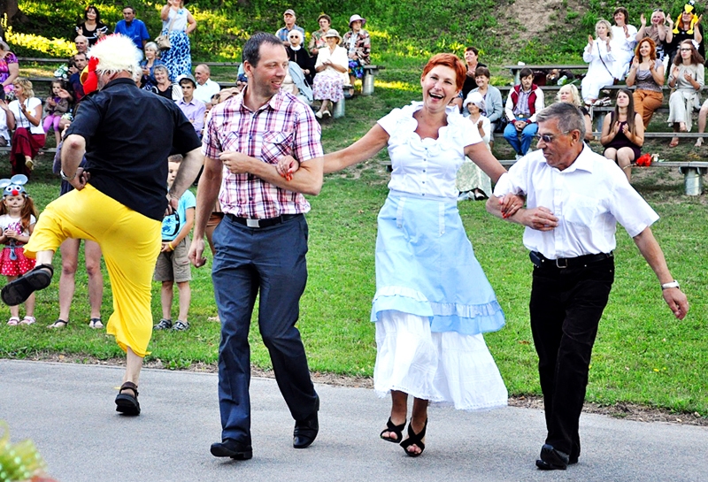 Sarmīte Ķīse, Kurmenes amatierteātra dalībniece, ved izdancināt Vecumnieku novada domes priekšsēdētāja vietnieku Jāni Kovalu (no kreisās) un Stelpes pagasta pārvaldes vadītāju Elmāru Jukoni.
Autors: Žanna Zālīte