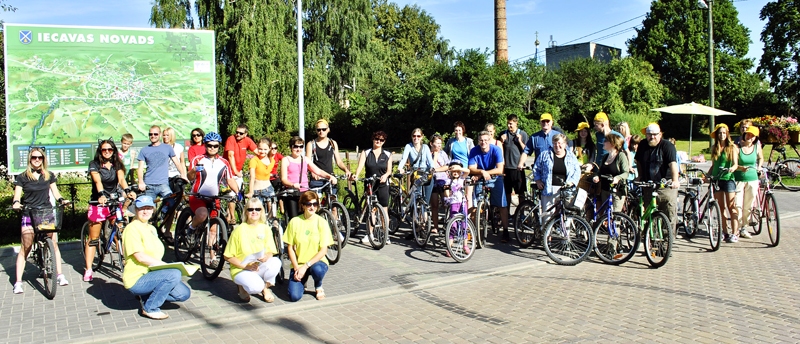 Laukumā pie novada kartes dalībnieki sagatavojās startam.
Autors: Māris Krūmiņš