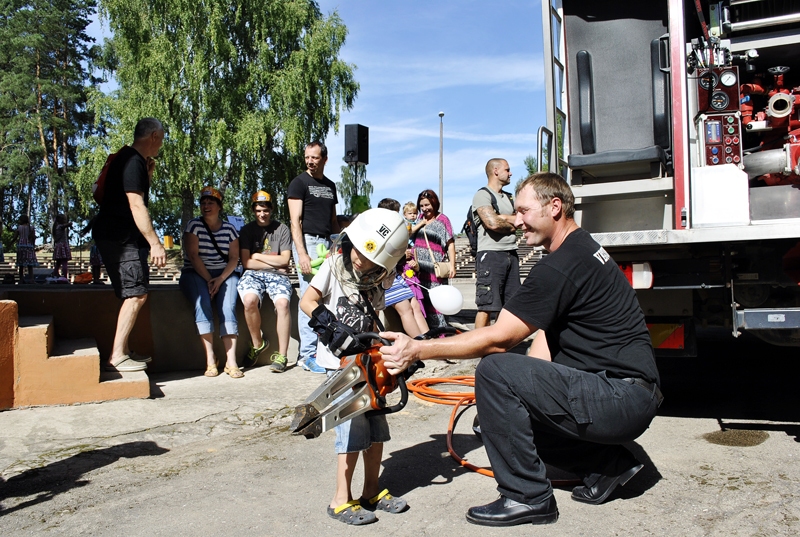 Glābēji ļāva pielaikot ekipējumu. Kristaps piepūstiem vaigiem centās pacelt knaibles, ar kurām atgriež avarējušas automašīnas.
Autors: Māris Krūmiņš