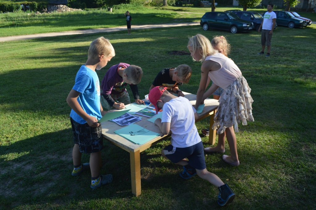 Jaunākie bārbelieši, iespējams, nākamie biedrības biedri, radoši izpaudās zīmēšanas stūrītī.
Autors: no biedrības albuma