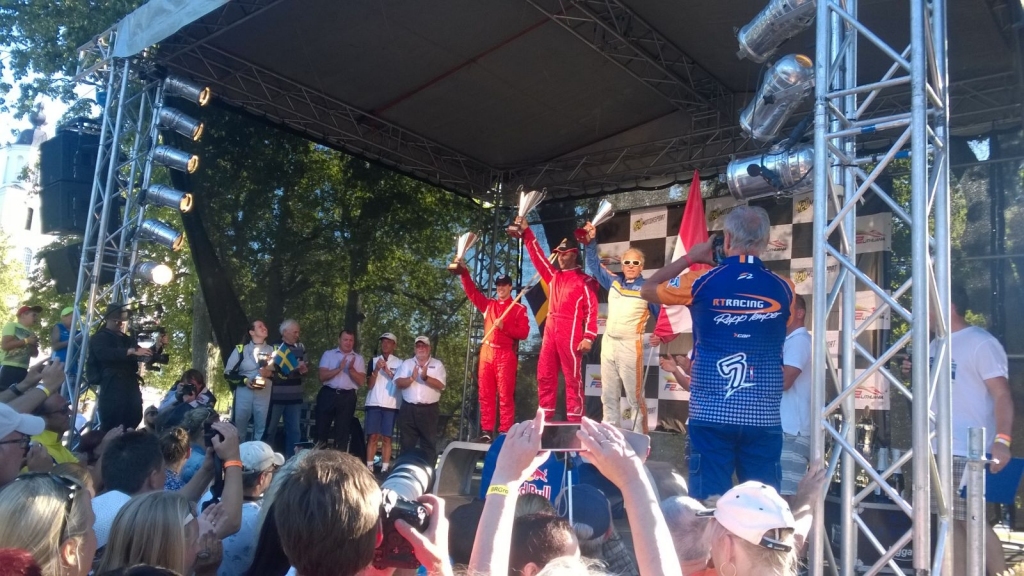 Uvis Slakteris (vidū) saņem kausu par labāko sniegumu kvalifikācijā. 
Autors: Atis Slakteris