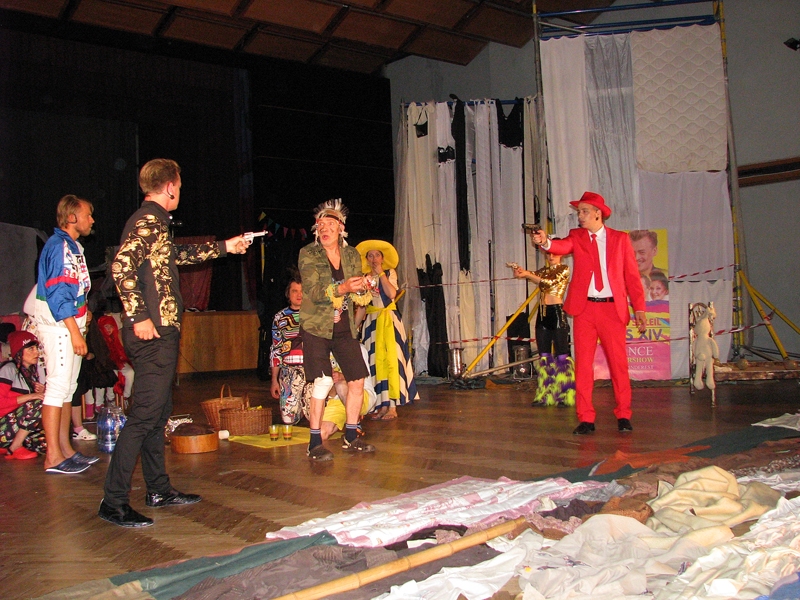 Izrādē «Tā tik bija vasara» būs daudz šaušanas, bet kritušo, par laimi, nebūs. 
Autors: Vilnis Auzāns