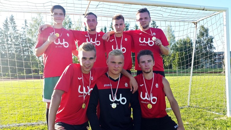 1. vieta futbolā – uzvarētāju komanda «Lats uz nedēļu».
Autors: no albuma