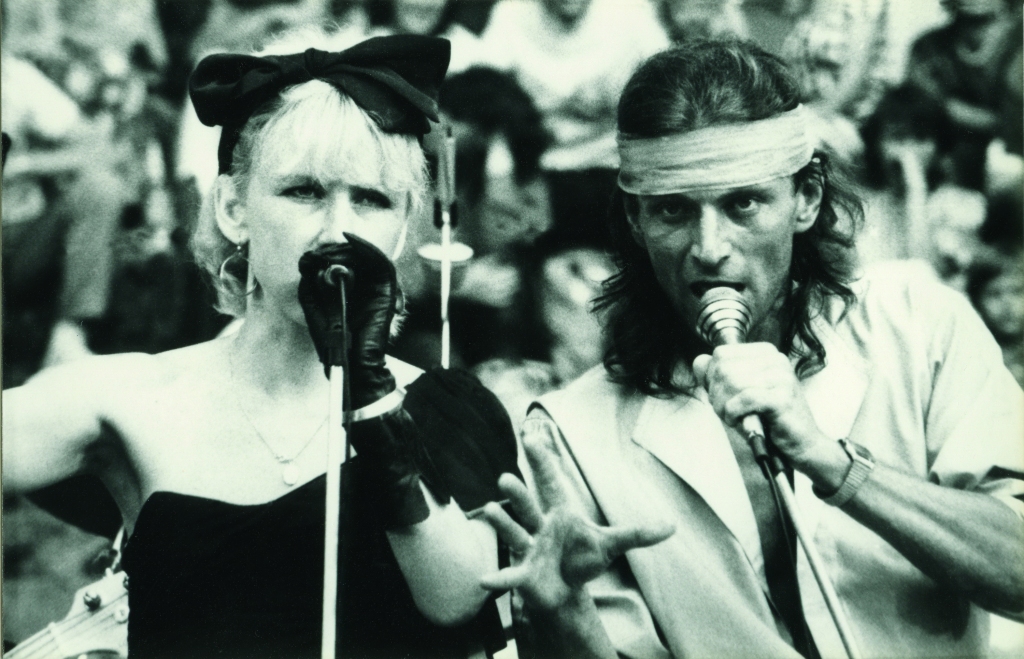 Grupas «Pērkons» solisti Ieva Akurātere un Raimonds Bartaševičs vēsturiskajā koncertā Ogrē. 
Autors: no arhīva