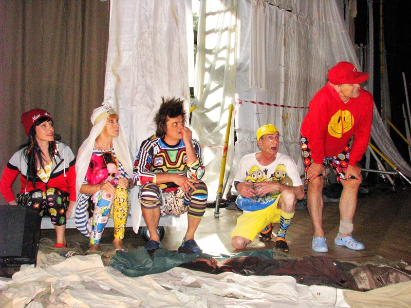 Izrādes «Tā tik bija vasara» bērnu tēlos nav viegli pazīt profesionālo teātru aktierus Vitu Vārpiņu (no kreisās), Ligitu Skujiņu, Arti Robežnieku, Enriko Avotu un Juri Kalniņu.
Autors: Vilnis Auzāns