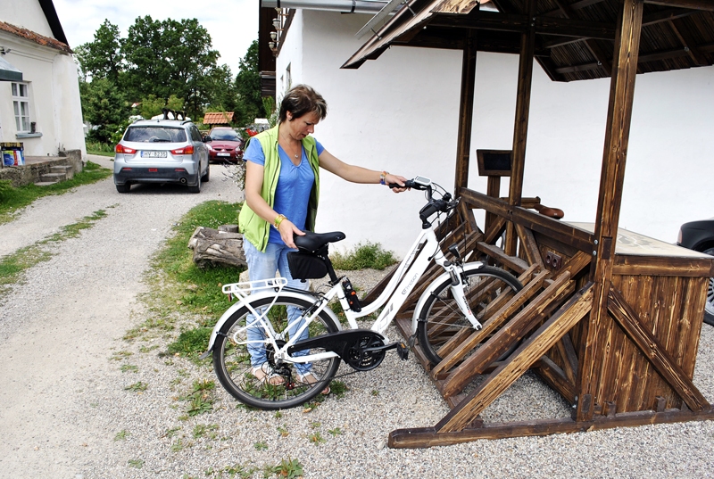 Viesu nama «Baltās mājas» darbiniece Veronika demonstrē, kā uzlādējas elektrovelosipēds. 
 
Autors: Māris Krūmiņš