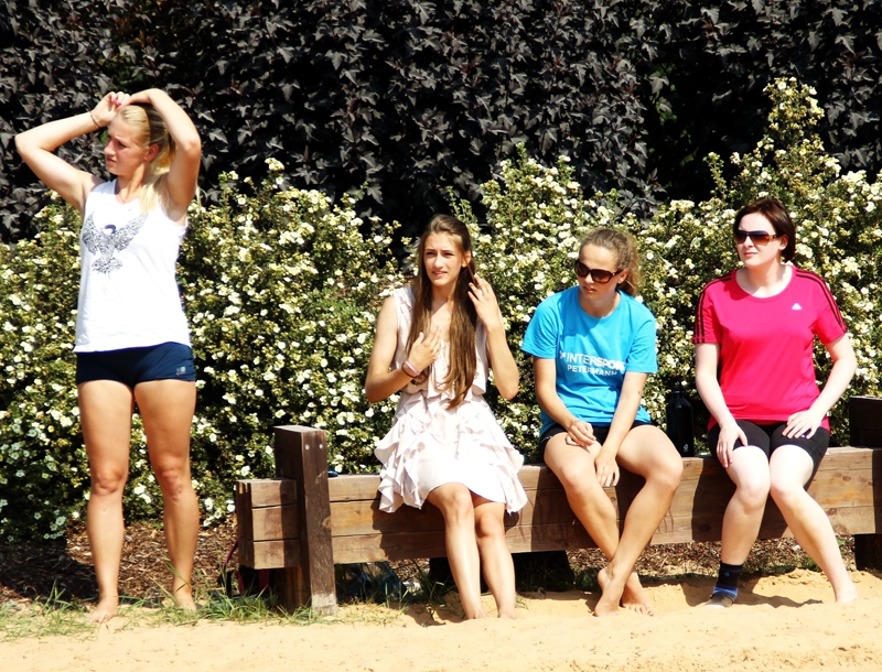 Anna Ketelhuta (no labās) un Lēna Hebere vēro volejbola spēli.
Autors: Uldis Varnevičs