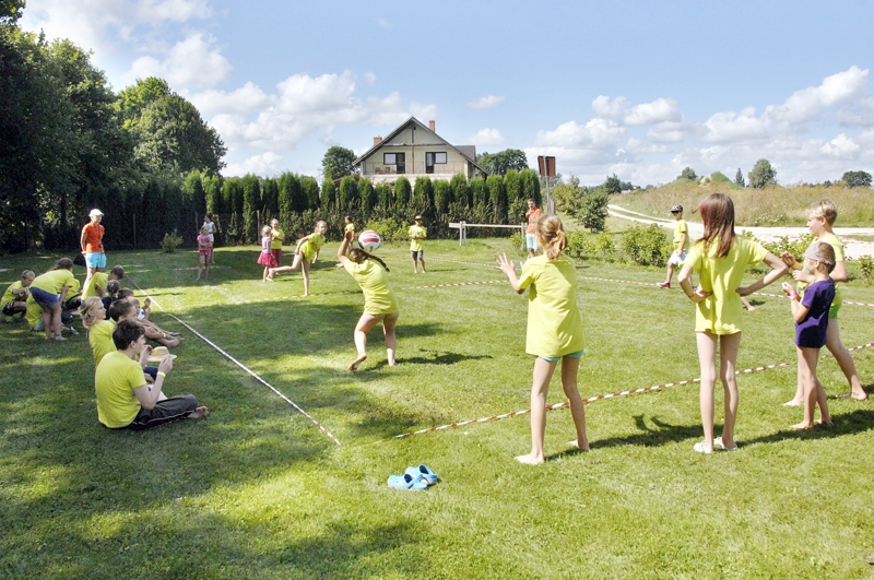 Radošā sarīkojuma otrā diena bija piepildīta ar sportiskām aktivitātēm – komandu spēlēm un stafetēm.
Autors: Ivars Bogdanovs