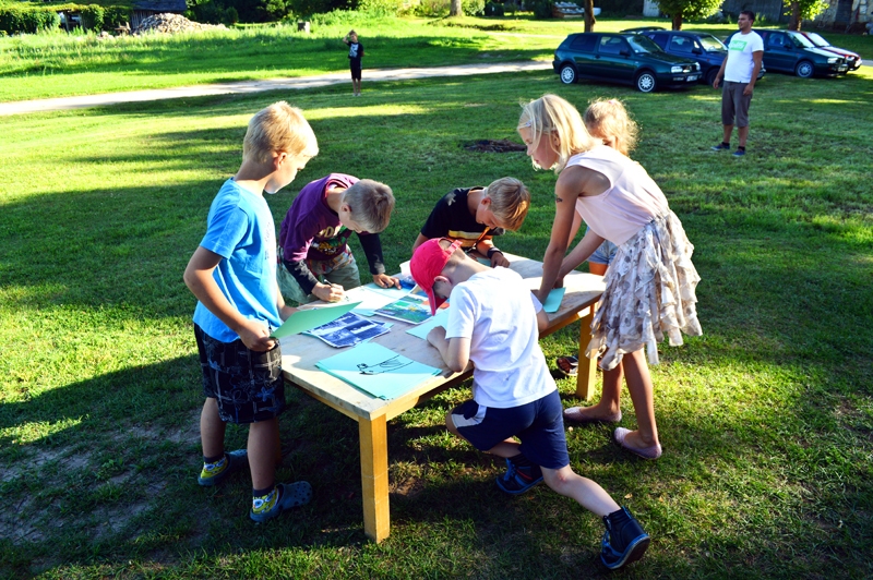 Jaunākie bārbelieši, iespējams, nākamie biedrības biedri, radoši izpaudās zīmēšanas stūrītī.
Autors: no biedrības albuma.