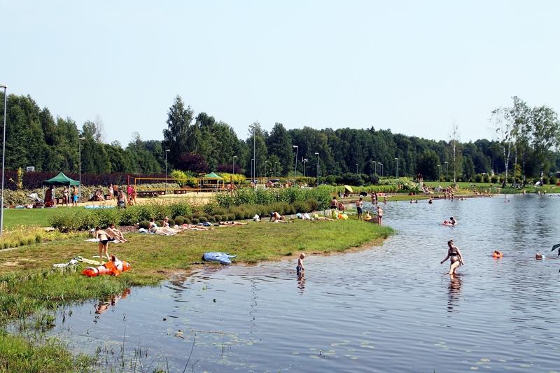 Vecā ezera Vecumniekos pludmale saulainā laikā pulcina daudz atpūtnieku. 
Autors: Uldis Varnevičs