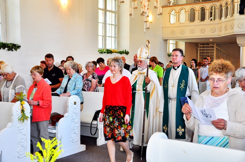Valles baznīcas 230. gadskārtas svinības sākās ar procesiju, dievnamā ienākot draudzes priekšniecei Zeltītei Raubiškai, bīskapam Pāvilam Brūveram un mācītājam Jurim Moricam.
Autors: Žanna Zālīte