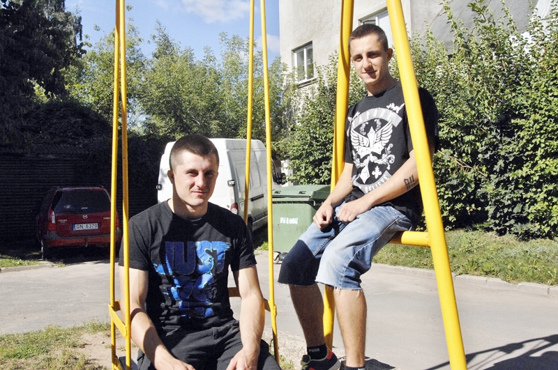 Brāļi Daniels (no kreisās) un Justs Lavrinoviči vienā dienā – 18. augustā – svinēja dzimšanas dienu. Danielam apritēja 20, bet Justam 19 gadu.
Autors: Ivars Bogdanovs