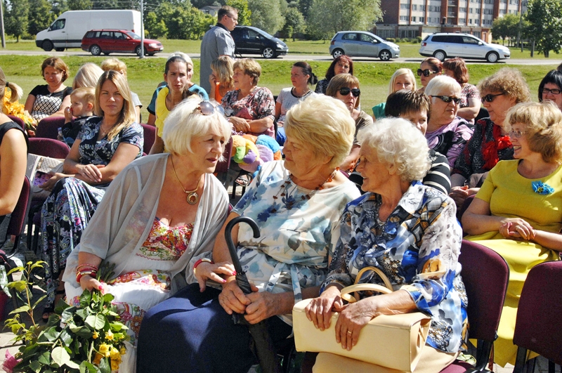 Indra Konstantinova (tuvplānā no kreisās), Erna Holšteina un Ārija Lepse dalās atmiņās par bērnudārza «Mārpuķīte» vēsturi.
Autors: IVARS BOGDANOVS
