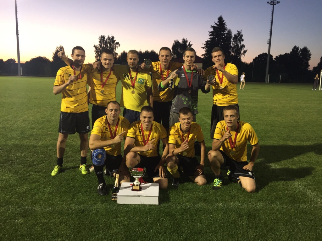 «FK Uzvara» komandā spēlēja Kaspars Priedols, Āris Paužolis, Emīls Dzenis, Jēkabs Perševics, Jānis Cīrulis, Rihards Dervins, Elvijs Vīlips, Rihards Kalada, Renārs Gumbelis, Guntis Gabrāns, Edmunds Bērziņš, Kaspars Inaps, Edijs Putniņš. 
Autors: No albuma.