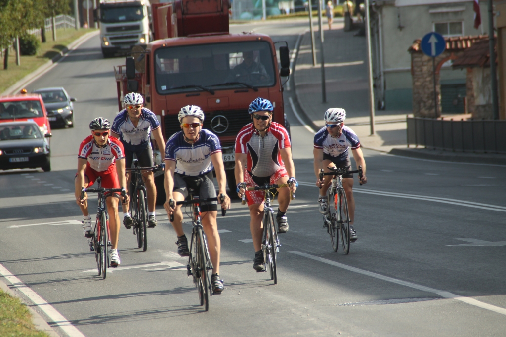 Riteņbraucēji savā maršrutā dodas cauri Bauskai, pieminot Baltijas ceļa 26 gadu jubileju. 
Autors: Uldis Varnevičs